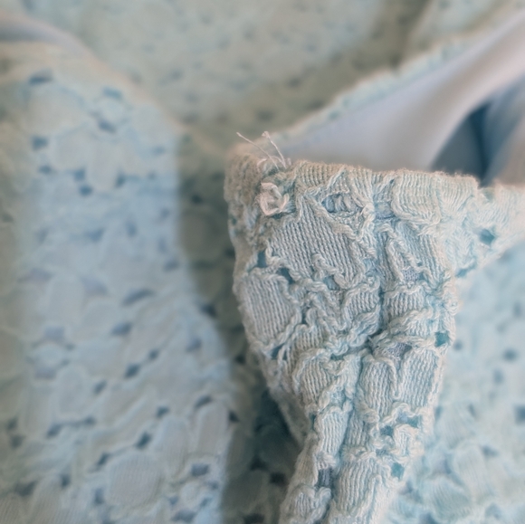 J.T.B. Vintage Y2K Blue floral eyelet top W/ asymmetrical hem & V-neckline Sz PL - Picture 4 of 8